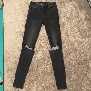 Black skinny jeans/ knee rips